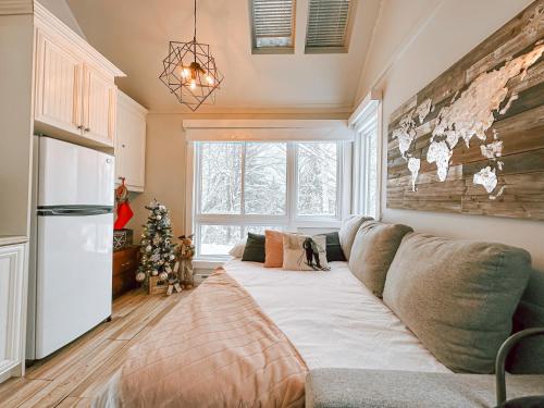 蒙特朗布朗Le Villageois by Gestion ELITE的带沙发和圣诞树的客厅