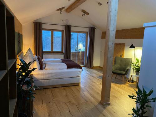巴特欣德朗Bergsteiger-Hotel "Grüner Hut"的一间卧室配有一张床和一把绿色椅子