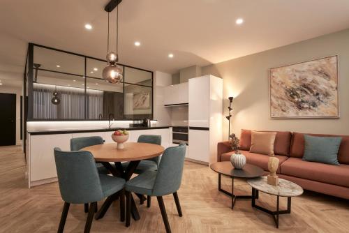 雅典Hestia - Dimitressa 4的客厅配有桌子和沙发