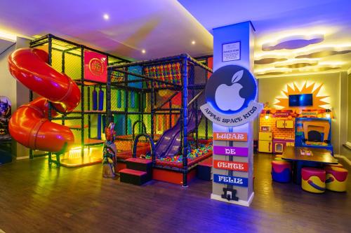 帕拉蒂Pousada Apple House Paraty的儿童游戏室,带滑梯和滑板