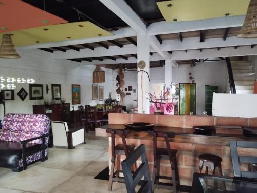 圣贝尔纳多德尔比恩托Antara del Mar的一间酒吧,位于带桌椅的房间