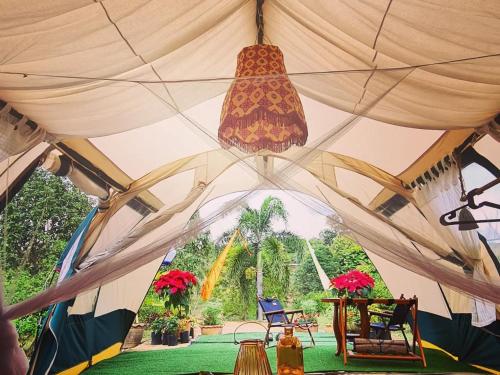 Ban Nong TakhainVilla Noina Glamping的帐篷配有吊灯和椅子