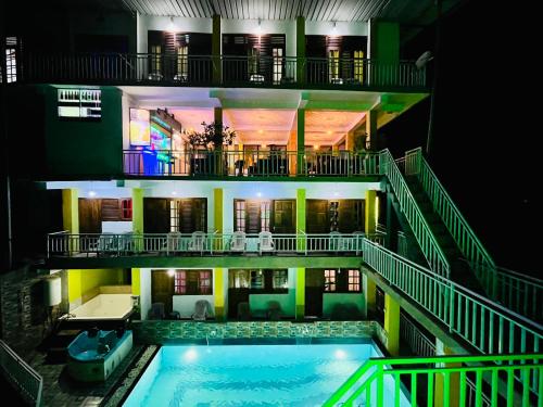 纳拉坦尼亚Grand Adamspeak的一座晚上设有游泳池的房子