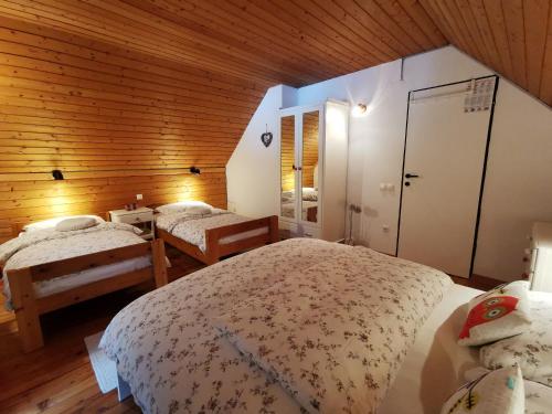 莫斯特拉纳Chalet Via Mons的一间卧室设有两张床和木墙