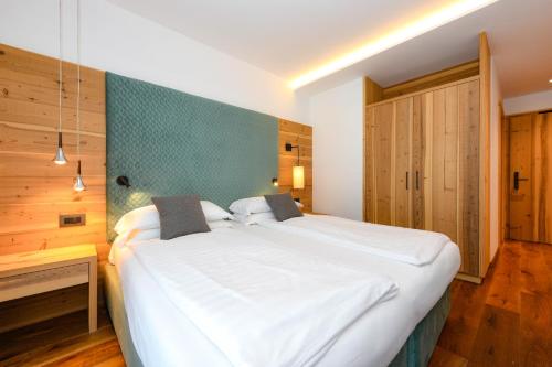 GiustinoBepy Hotel Garni的卧室配有一张白色大床