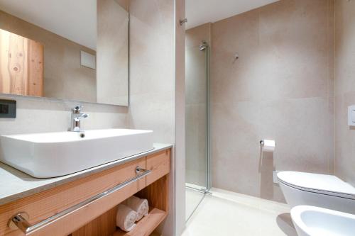 GiustinoBepy Hotel Garni的一间带水槽和淋浴的浴室