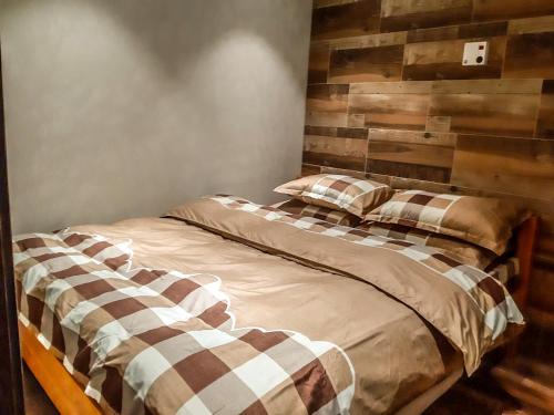 弗拉西克Vila Bašić Vlašić Apartman MEDO的一间卧室配有一张带木制床头板的床