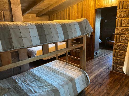 PeroteCabañas Agua del Oyamel的小屋内带两张双层床的客房