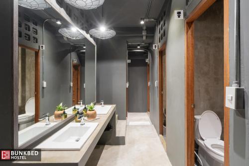 MakkasanBunkbed Hostel的一间带两个盥洗盆和卫生间的浴室