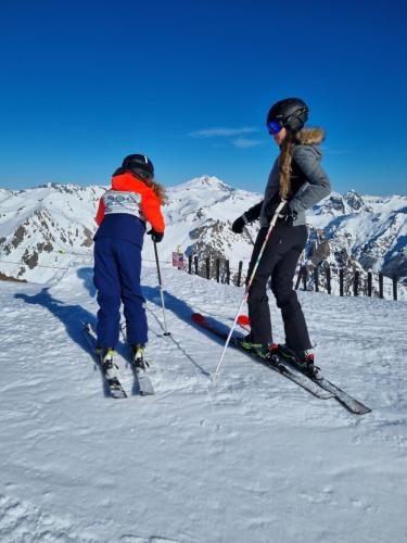 圣卡洛斯-德巴里洛切Schuss Cerro Catedral ARG41的两人在雪覆盖的山上滑雪