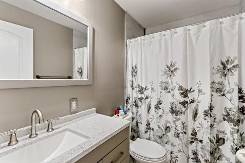 日内瓦湖Cottage By David Rigney Real Estate Solutions的一间带水槽和淋浴帘的浴室