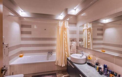 科斯镇Villa Fotaki的浴室配有盥洗盆和浴缸。