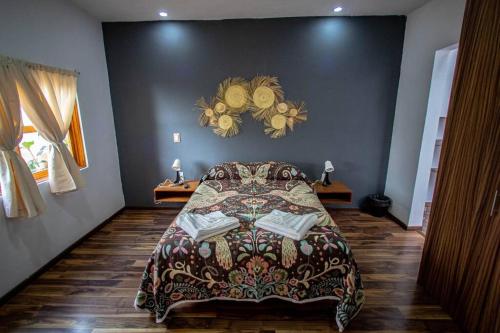 帕茨库卡罗Casa San Pancho Centro Mágico的一间卧室配有一张带彩色床罩的床