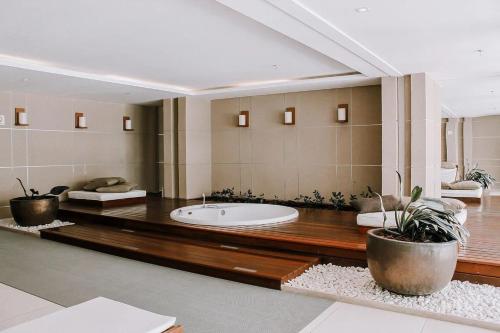 帕纳米林Qavi - Flat em Resort Beira Mar Cotovelo #InMare109的一间大浴室,内设浴缸