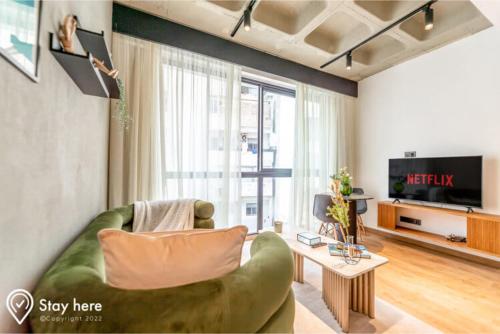 卡萨布兰卡Stayhere Casablanca - Gauthier 1 - Modern Residence的客厅配有绿色沙发和电视