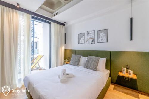 卡萨布兰卡Stayhere Casablanca - Gauthier 1 - Modern Residence的一间卧室设有一张大床和一个大窗户