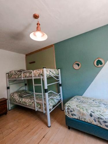 圣卡洛斯-德巴里洛切Hostel Like Quijote的一间卧室设有两张双层床和天花板