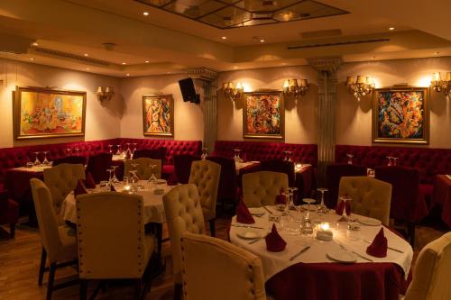 卡萨布兰卡艺术宫Spa套房酒店的一间设有白色桌椅和红色椅子的餐厅