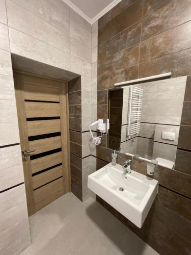 利沃夫Leo Rooms的一间带水槽和镜子的浴室