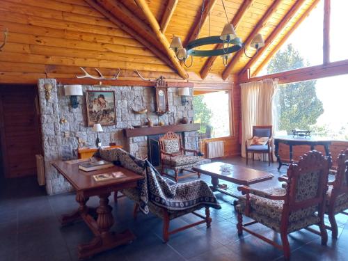 圣马丁德洛斯La Soñada casa de montaña的客厅配有桌椅和石墙