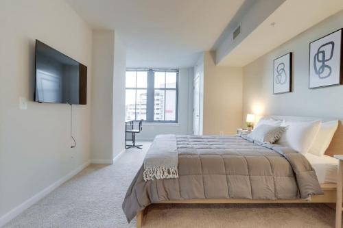 阿林顿Spectacular 1BR Condo Located At Pentagon City的一间卧室配有一张大床和一台平面电视
