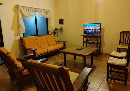 伊瓜苏港Casa de Toto 3 habitaciones的客厅配有沙发和桌子