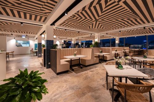威廉斯塔德Harbor Hotel & Casino Curacao的一间带桌椅的餐厅和一间自助餐厅