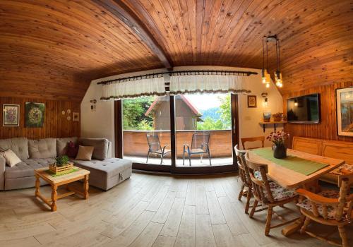 洛克维Holiday home Bozica的客厅设有木制天花板和桌子