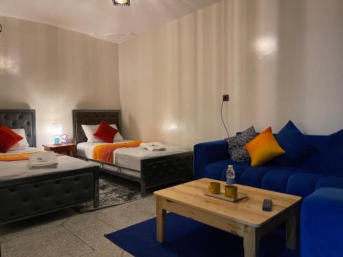 拉希迪耶Charming downtown apartment I Fibre Internet Up to 100 Mbps I PALMS Residence的客厅配有两张床和蓝色的沙发