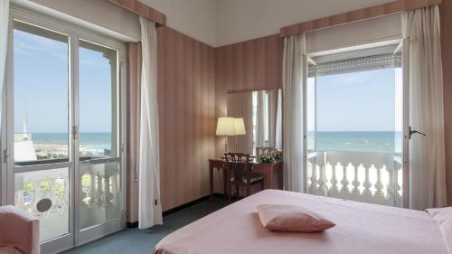 佩斯卡拉滨海酒店的一间卧室设有一张床和一个海景阳台