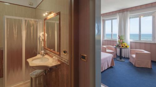 滨海酒店的一间浴室
