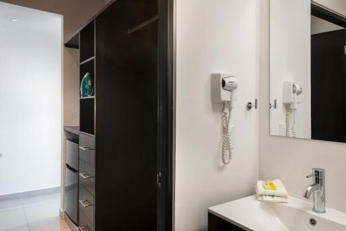 坎昆坎昆马勒孔套房公寓式酒店的一间带电话和水槽的浴室