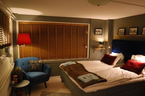 TumbaGöte`s B&B的卧室配有床、椅子和窗户。