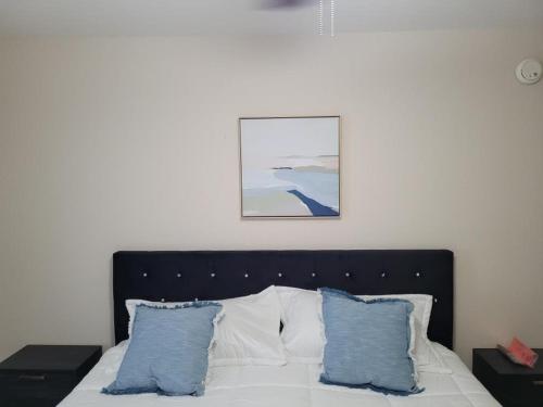 拉斯维加斯LV Get-Away 1bdroom condo sleeps 3的一间卧室配有一张带两个蓝色枕头的床
