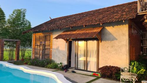 珍南海滩Classic Traditional Villa with Breathtaking View Pool WIFI的一座房子前面设有游泳池