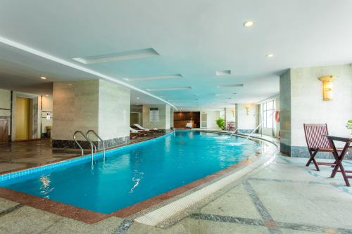 河内河内孟青大酒店的在酒店房间的一个大型游泳池