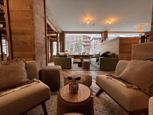 瓦勒迪泽尔Everest Hotel的带沙发和桌子的客厅