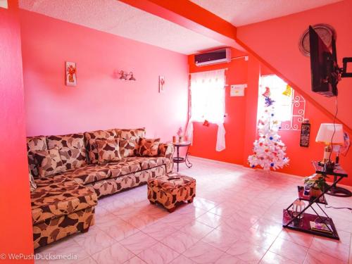 苏弗里耶尔Coco Rose Apartments的客厅设有红色的墙壁和沙发