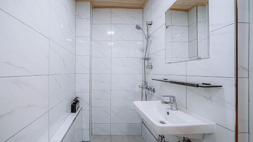 春川Moon Drawing Goeun的白色的浴室设有水槽和淋浴。