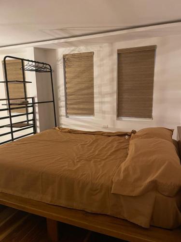 埃斯梅拉达斯Departamento en Esmeraldas的一张大床,位于带两个窗户的房间