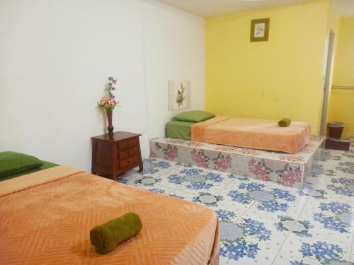 奈扬海滩Nu Phuket Airport Resident 1的一间设有两张床和一个梳妆台的房间,一间设有两张床的房间
