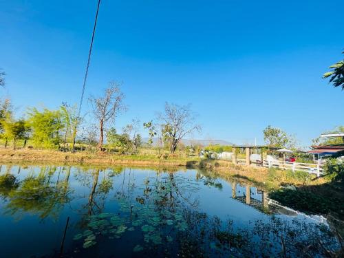 猜也蓬บ้านสวนปลายนา Ban Suan Plaina的水体景