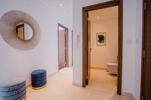 迪拜AYA Boutique - City Walk的浴室设有镜子和2张蓝色凳子