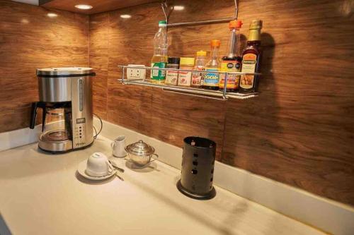 特鲁希略Amplitud y Comodidad, en un Bello y FULL equipado Departamento的厨房台面配有咖啡机和香料