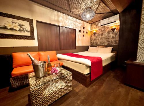 川崎Hotel Gran Bali Resort的酒店客房,配有床和沙发
