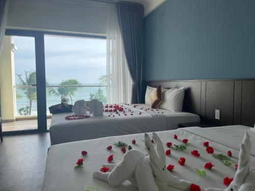 美奈汉罗2号度假酒店的酒店客房设有两张带玫瑰花的床。