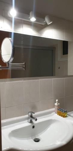 LaxiaLINA'S HOME & POOL - Breakbooking CY的浴室设有白色水槽和镜子