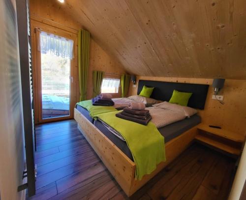 穆劳Kreischberg Chalet in Murau的木屋内的卧室配有一张床