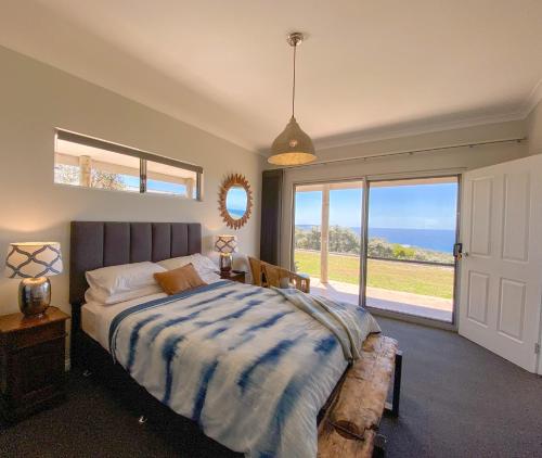 布雷默贝布雷默湾住宿加早餐酒店的一间卧室设有一张床和一个大窗户