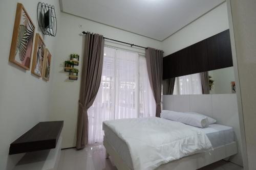 Villa Brassia - 3 Bedrooms的一间卧室设有一张床和一个大窗户